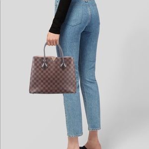 -Louis Vuitton Tote
-Damier Ebene Pattern
-Brass Hardware
-Leather Trim